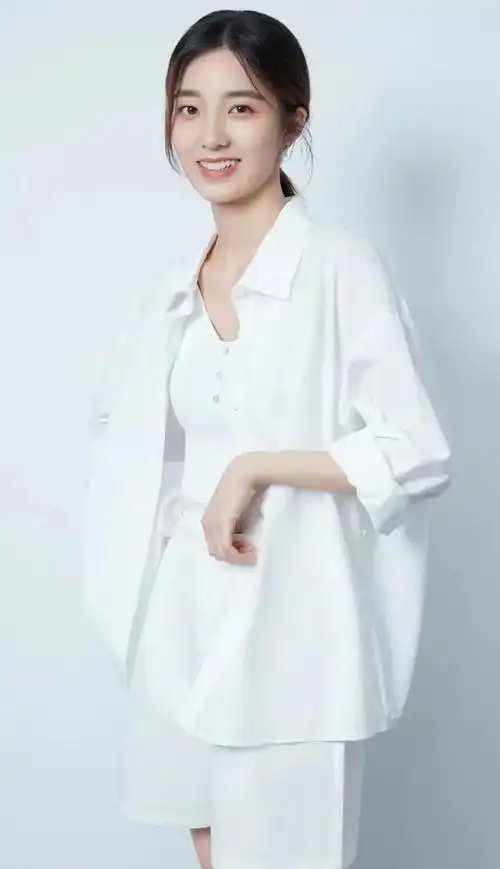 万鹏高清魅力写真,楚楚动人!__财经头条