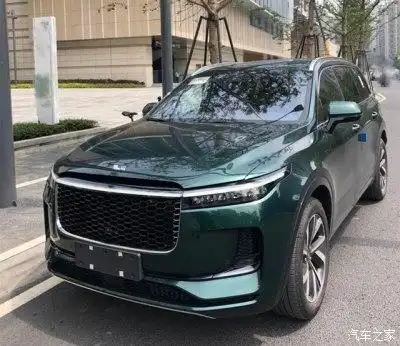 理想one改款版,星环大灯,熏黑大口看起来十分大气