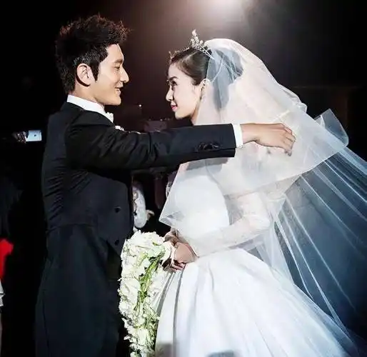 黄晓明杨颖罕见合同框,两人合体带娃游迪士尼,一前一后鲜少交流