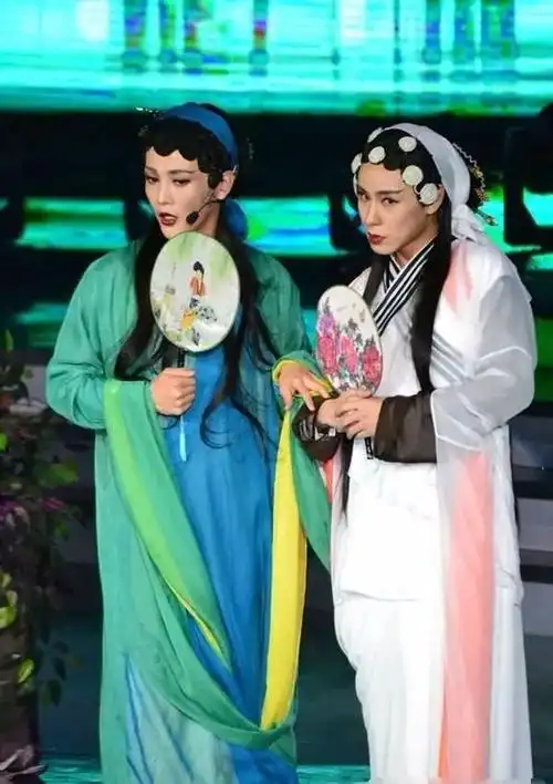 甚至有一些扮相,刷新了舞台上"男扮女装"的新高度.