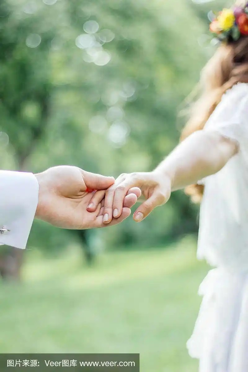 青年人,热情,一群男人中间的一个女人,概念,手牵手