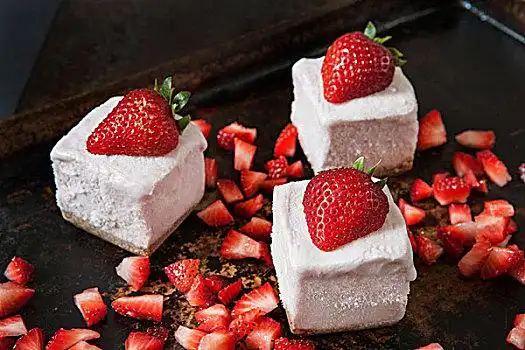 草莓,冷冻酸乳酪,饼干,脆皮