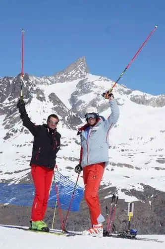 五星红旗飘扬在世界顶级雪场采尔马特马特宏峰zermatt华人滑雪大赛