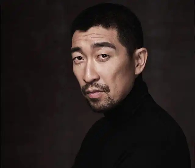 看腻了千篇一律的"双眼皮",这几个单眼皮男演员,个个都很帅气