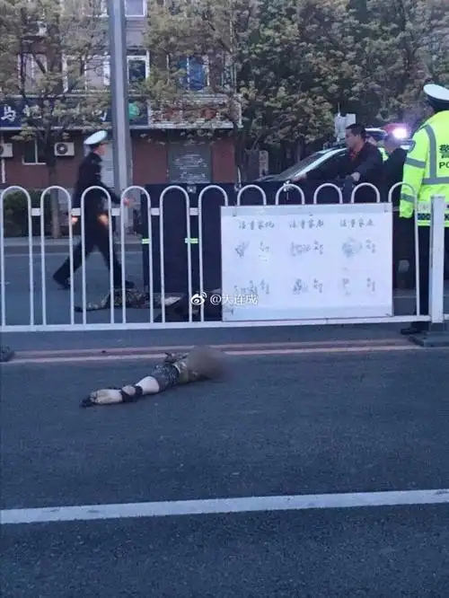 惨烈大连路政工人被撞身亡尸体碎了肇事车逃逸