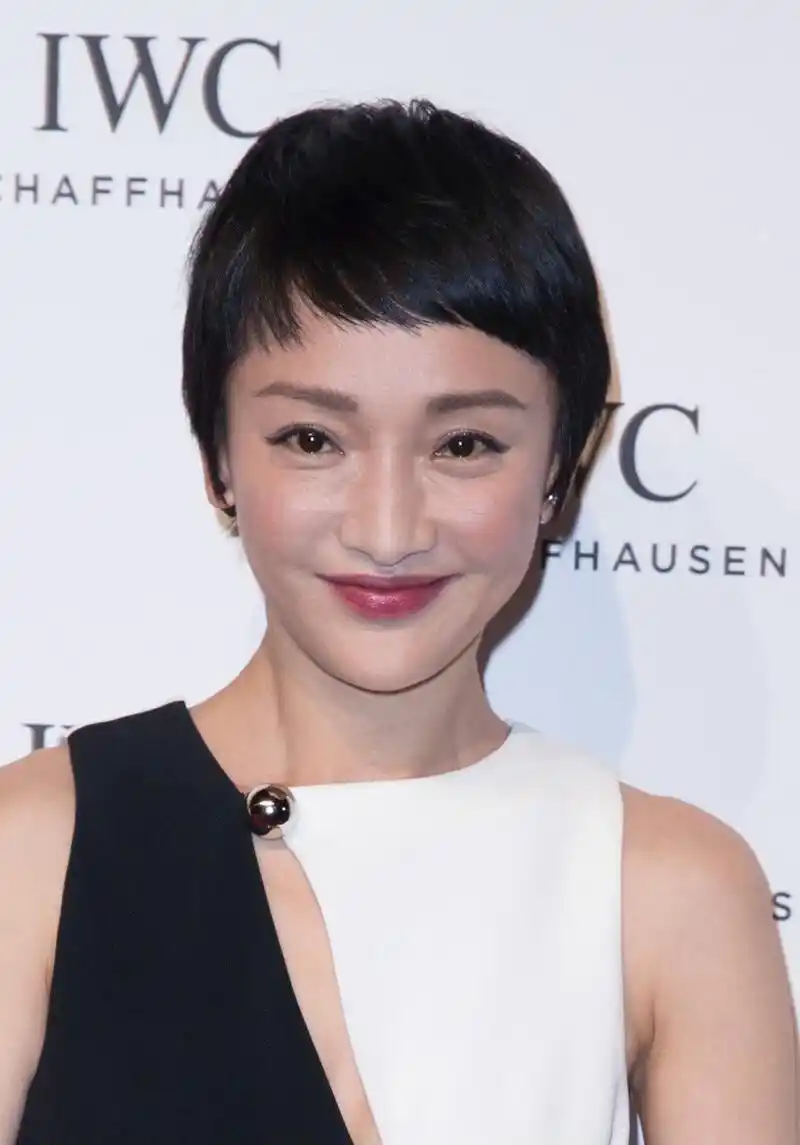 周迅46岁依旧很嫩穿黑白拼接连体裤减龄大气干净利落好有灵气