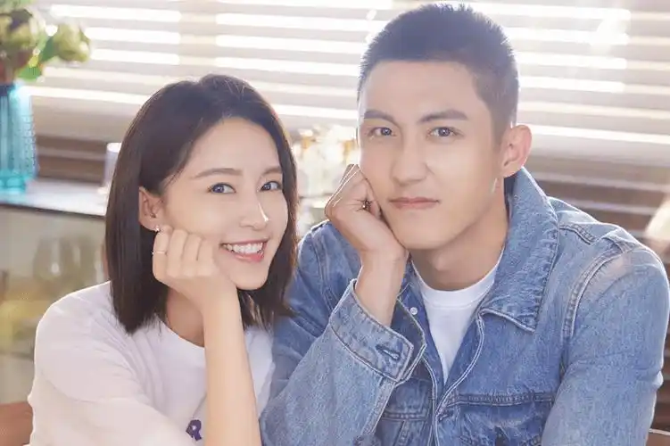 李沁说出给黄景瑜的备注,一听就觉得甜,综艺中很自然喊出嗑到了_黄