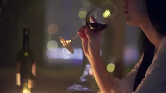 实拍孤独女性夜晚独自喝红酒七夕节情人节