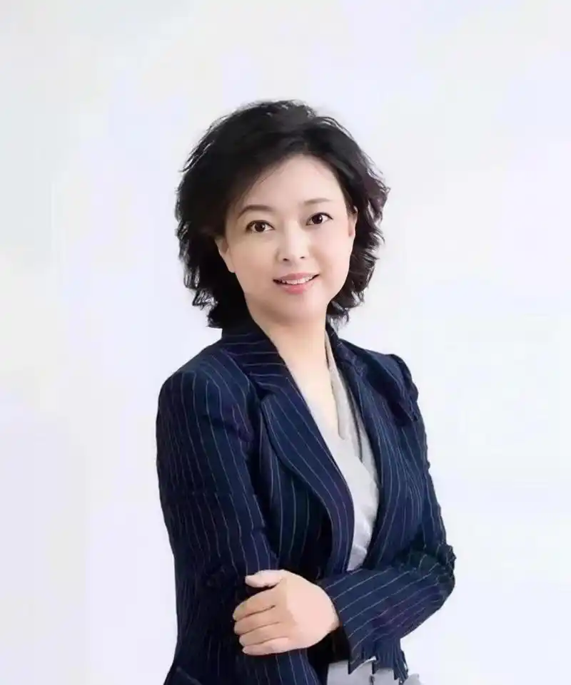 2001年,担任央视综合频道早间新闻资讯节目,后主持央视综合频道凌晨