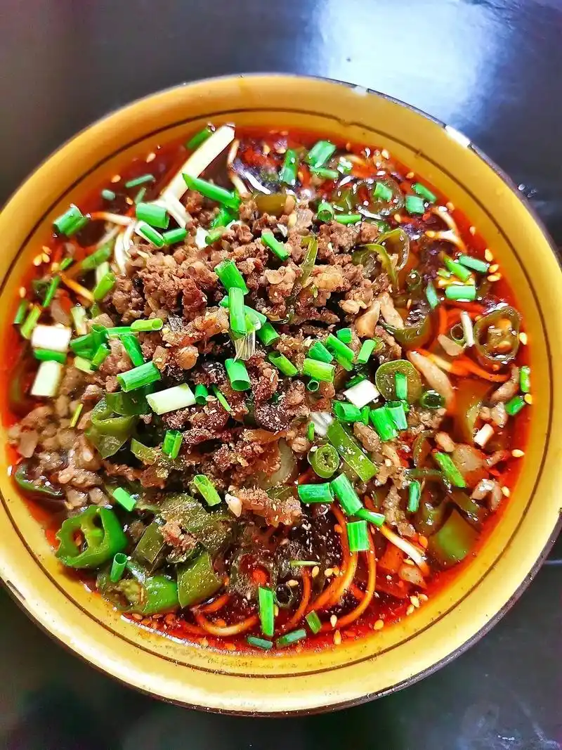 重庆小面麻辣鲜香过瘾美味肥肠面.#这一碗好过瘾 #牛肉面 # - 抖音