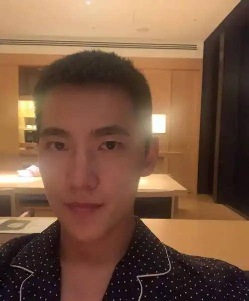 杨洋久违发自拍,再现半永久毛寸,粉丝却齐喊想要长发顺毛洋_短发_形象