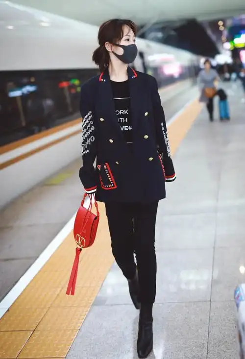 杨紫穿4万多的西装,搭配1万多的包包气场全开,有钱果然能变好看