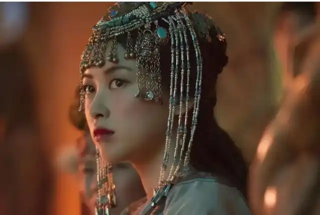 1,央视女主持曾傍上亿万富豪,后转行当演员,在《鹿鼎记》美貌吸睛