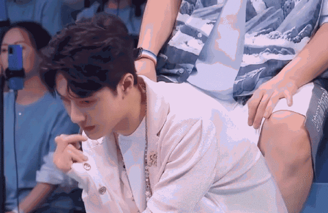 王一博跟小孩聊咬指甲