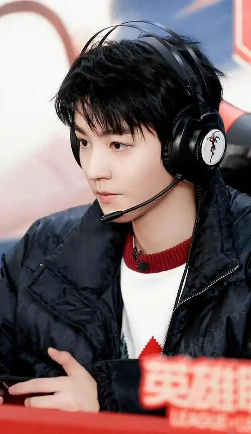 240128王俊凯帅气亮相粉丝回忆karry全场的可爱帅气时刻