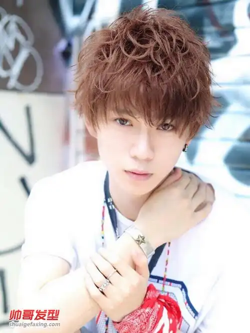 鹅蛋脸男生发型设计 日本男模木津示范萌系男生发型(2)