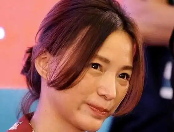 50岁董卿聚会照曝光素颜打扮朴实身边还有丈夫密春雷