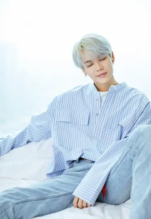 林彦俊蓝色简约个性写真图片