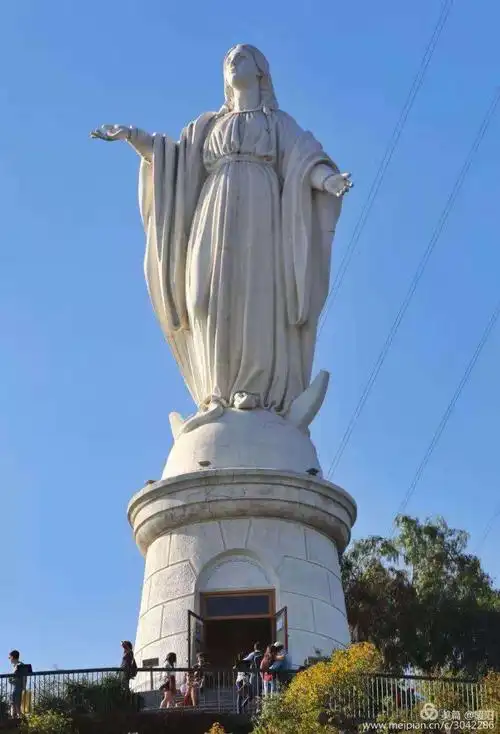 《神圣的圣母像》静静矗立在山顶,《圣母》圣洁的伸出双手,像是要给