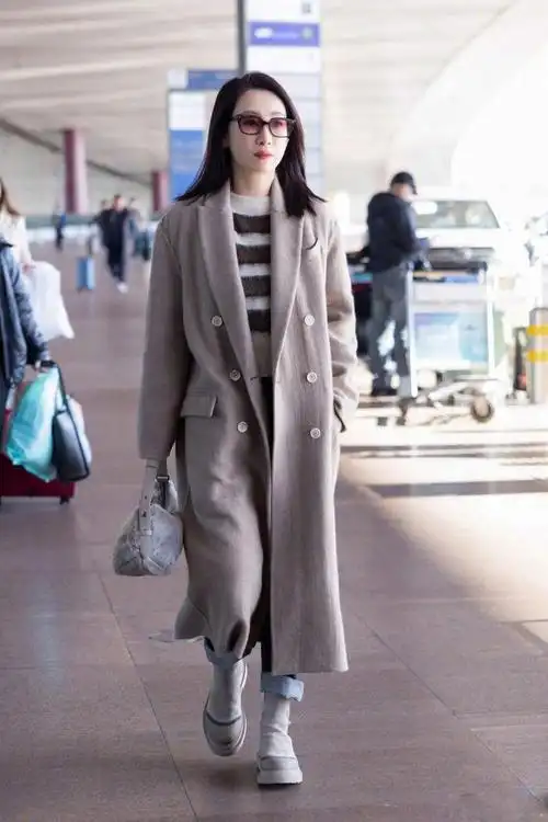 秦海璐身着brunellocucinelli亮相机场一袭大衣温暖飒爽
