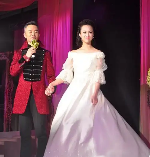 央视主持人王萌萌24岁嫁42岁程雷丈夫患病后她仍不离不弃