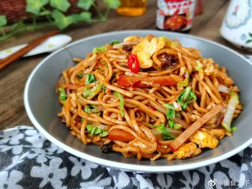 吃一次就上瘾的家常炒面,好吃到舔盘~__财经头条