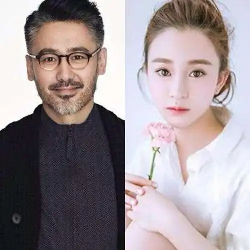 吴秀波和妻子一起逛超市全程包裹严实何震亚为其整理着装