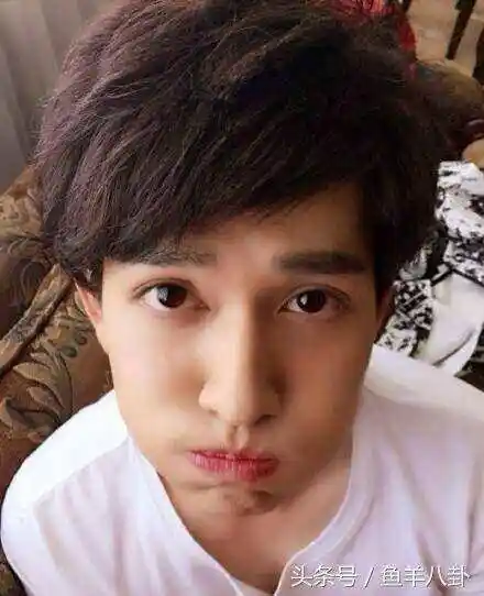 男明星嘟嘴卖萌!鹿晗可爱,许魏洲辣眼睛,最后一个想打他!