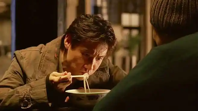 月满:张学友吃面条,还是熟悉的兰花指,吃得太香了!