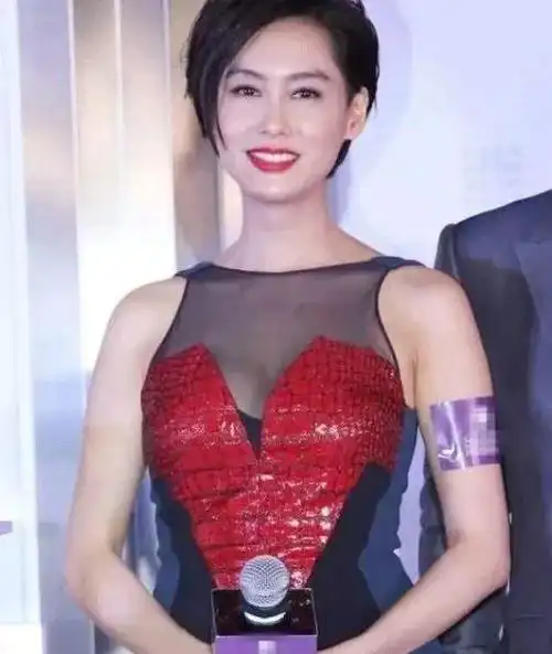 51岁朱茵嫁给黄贯中后,变成"大号水蜜桃",又纯又欲,周星驰遗憾了_爱情