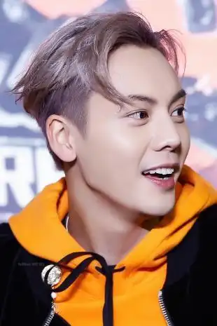 低头微笑,低头微笑的猫(陈伟霆银色短发利落帅气图片)