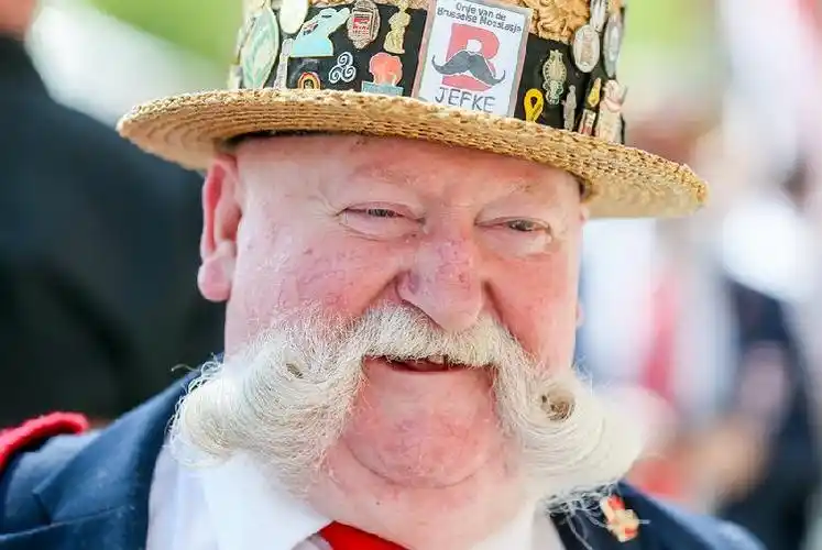 布鲁塞尔举行"胡子选美"大赛-上游新闻 汇聚向上的力量