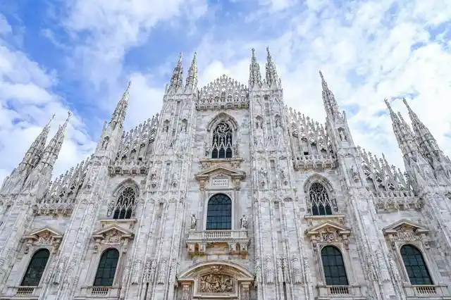 欧洲中世纪最大的教堂世界上最大哥特式建筑拿破仑曾在这加冕