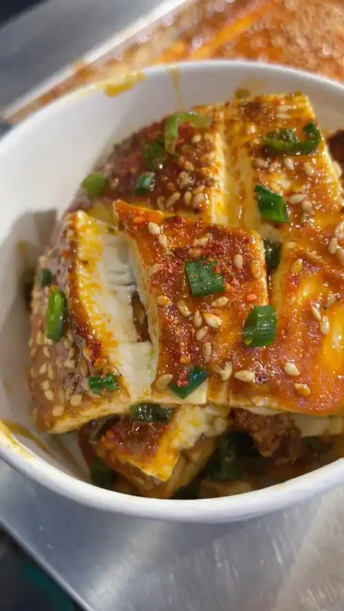 尹记酱汁铁板豆腐,外焦里嫩,入口即化,酱香味独一无二.