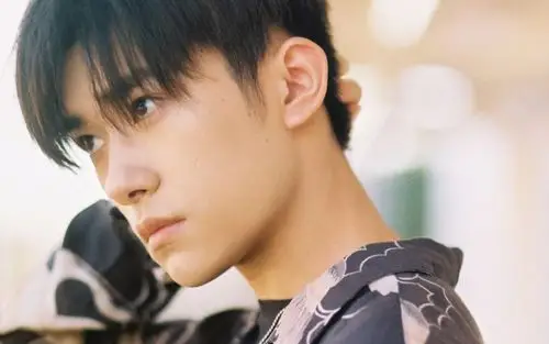 小鲜肉易烊千玺帅气温柔秋日写真