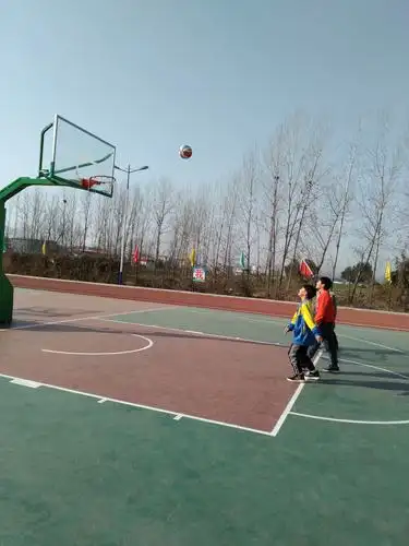 看,孩子们在体育课上学会了打篮球,又在进行1分钟跳绳,他们是多么快活