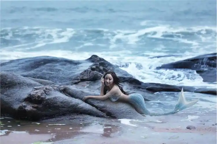 深蓝的海水下靓丽的风景线-美人鱼