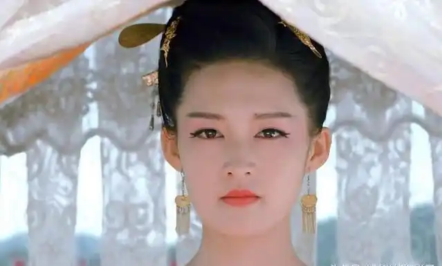 古装剧戴长耳环的女星:个个美若天仙,谁知看到安以轩画风却变了