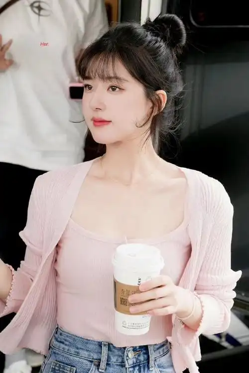 赵露思偷偷藏不住丸子头饭拍路透