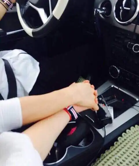 男的开着车还牵着女朋友手的这种图片,不要喊我自拍,我就是想要别人的