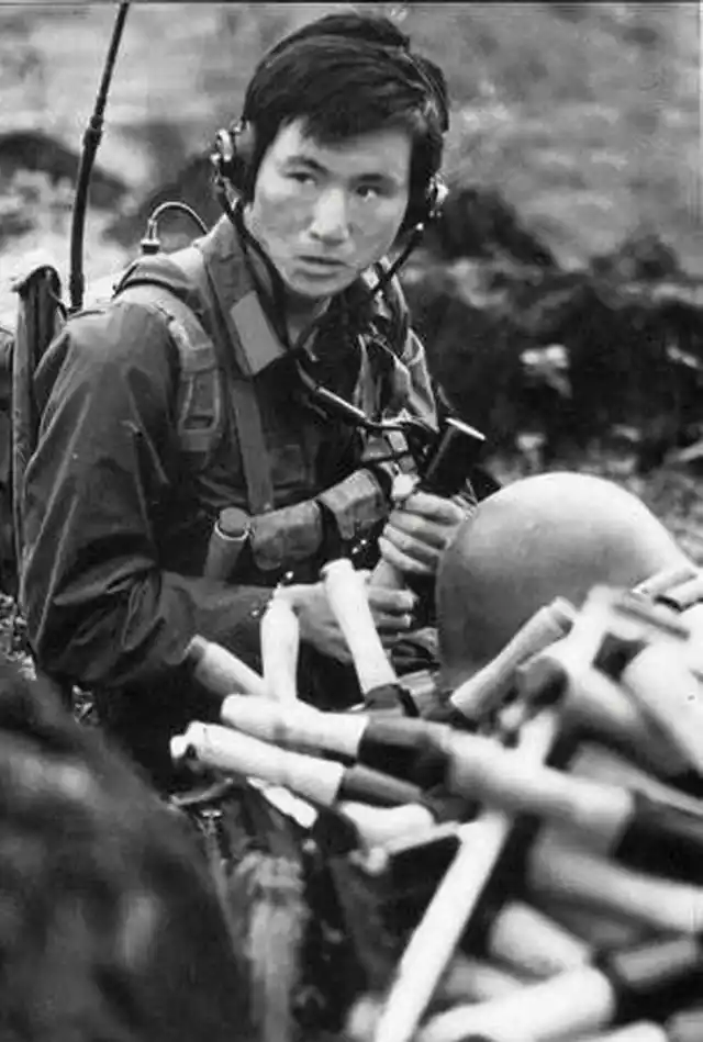 王成式的战斗英雄杨启良,他孤身坚守166侧无名高地,并用步话机发出了