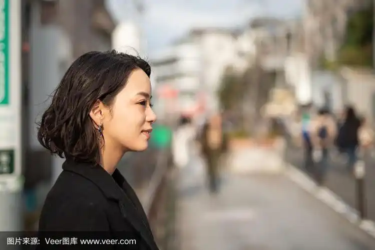 年轻女子的侧面脸