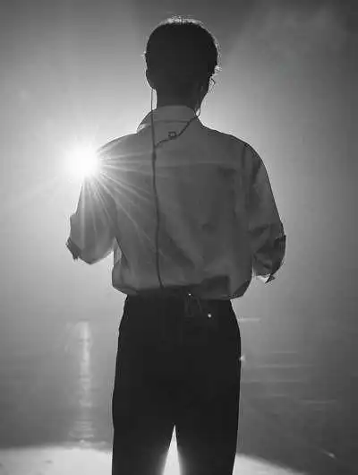 肖战拖着行李箱轻轻打开房门    站在玄关处停留了一会儿   "一博