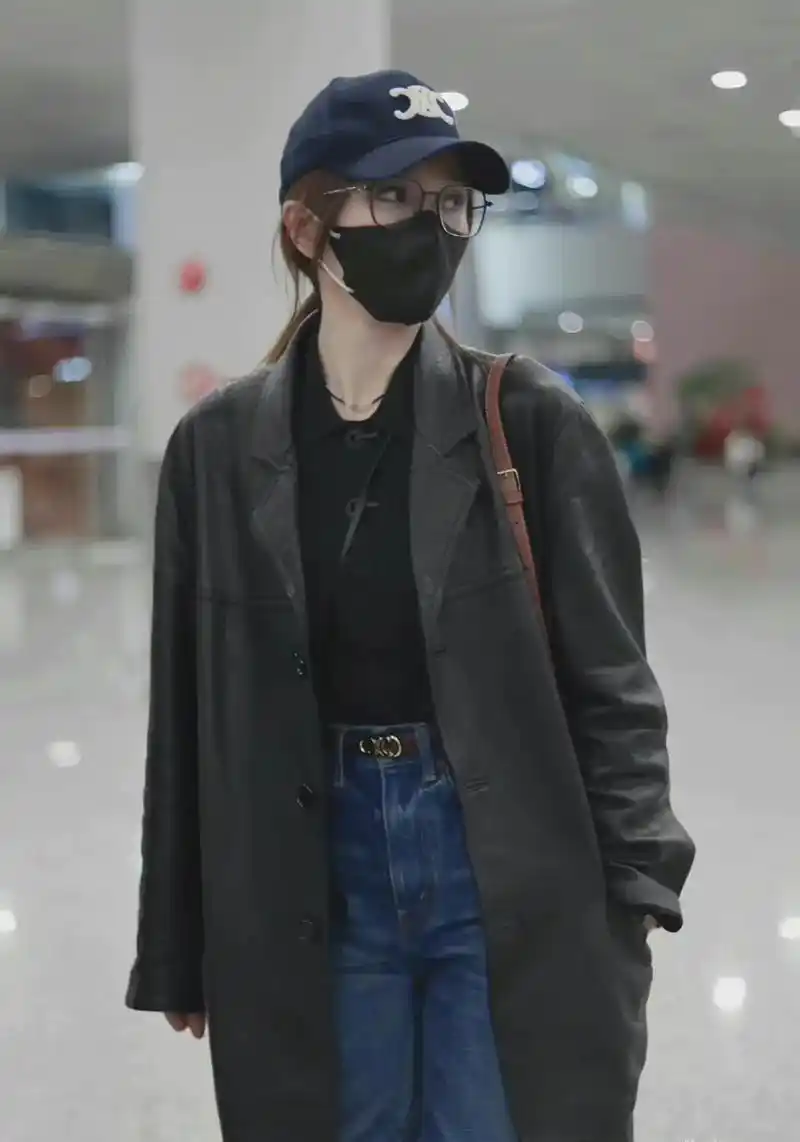 秦岚 身穿#celine 黑色皮夹克搭配牛仔裤针织衫,休闲 - 抖音