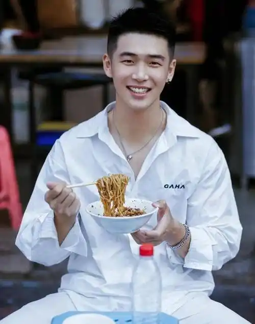 原创青春阳光笑容甜美文艺小奶狗一身白色系穿搭暖暖的男友力