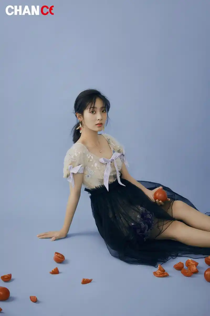 邢菲写真大片凸显时尚质感 盐甜美帅兼备化身双生花