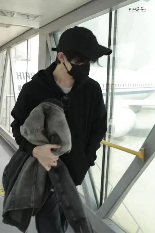 易烊千玺机场图##易烊千玺出发日内瓦