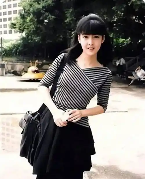 上世纪90年代玉女掌门人周慧敏:被不忠诚多次,为何无人心疼?