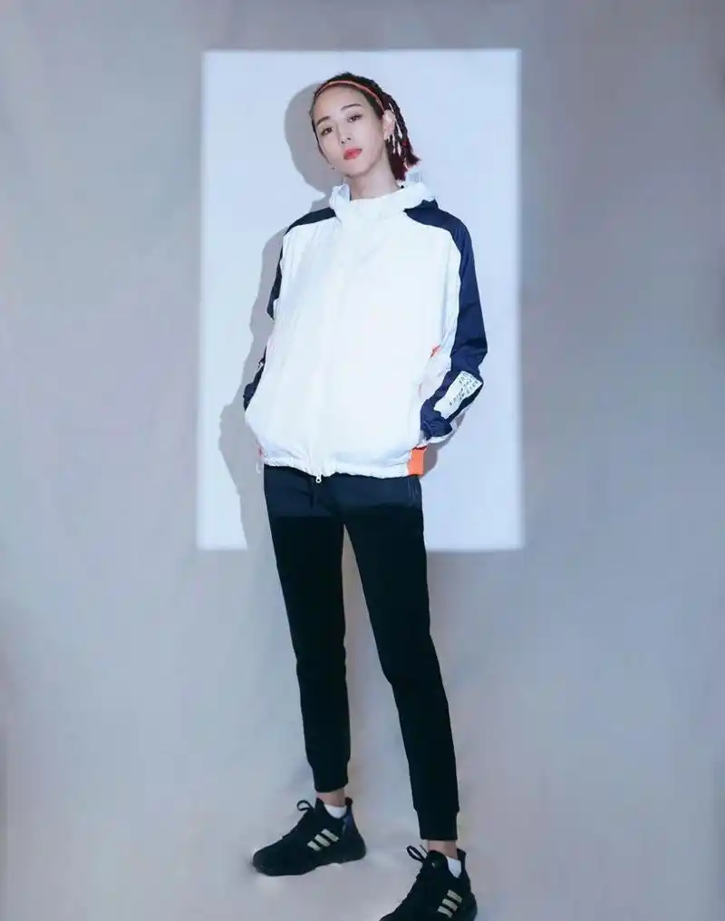 张钧甯脏辫造型,酷帅运动风格写真