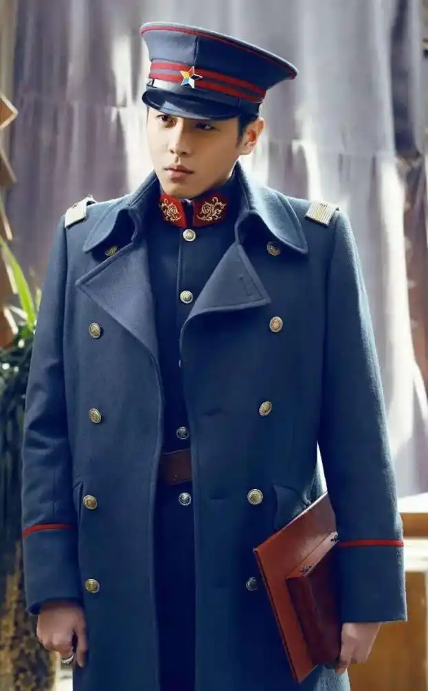 看看男星穿军装的样子易烊千玺8分杨洋满分